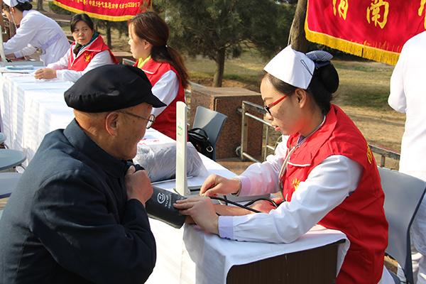 渭南市第二医院的志愿者为市民提供免费体检和健康咨询